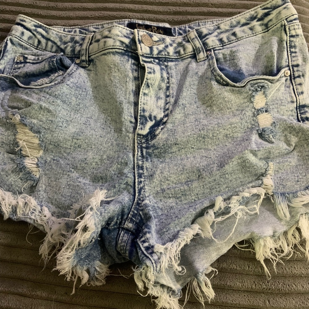 Fringe light wash shorts